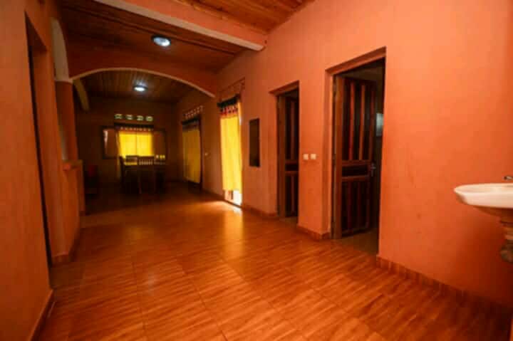 Vers villa JJ, maison de 3 chambres meublées....