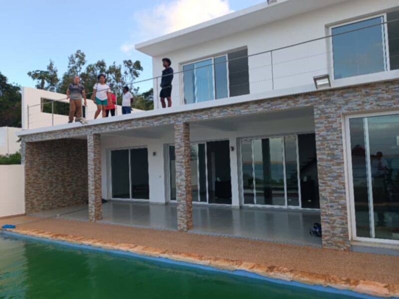 Maison à étage avec piscine et vue