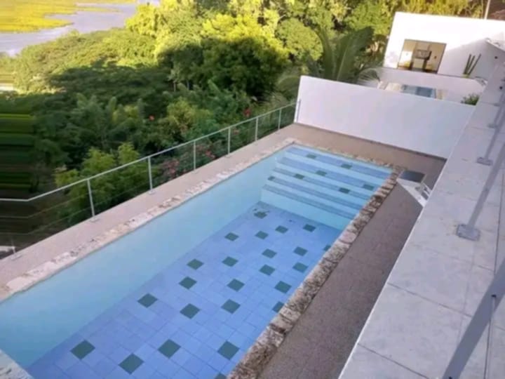 Maison à étage avec piscine et vue
