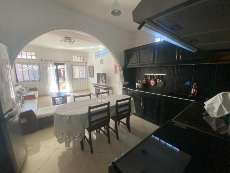 Maison de 2 chambres à l'étage