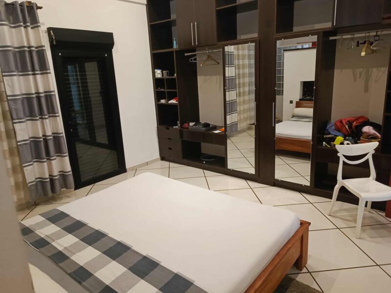 Appartement de 4 chambres - Eau et électricité non stop