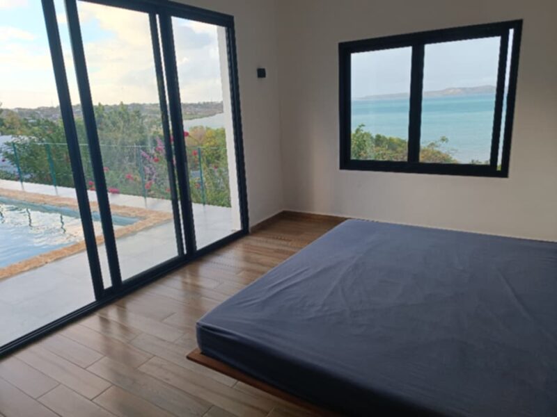 Maison à étage avec piscine et vue