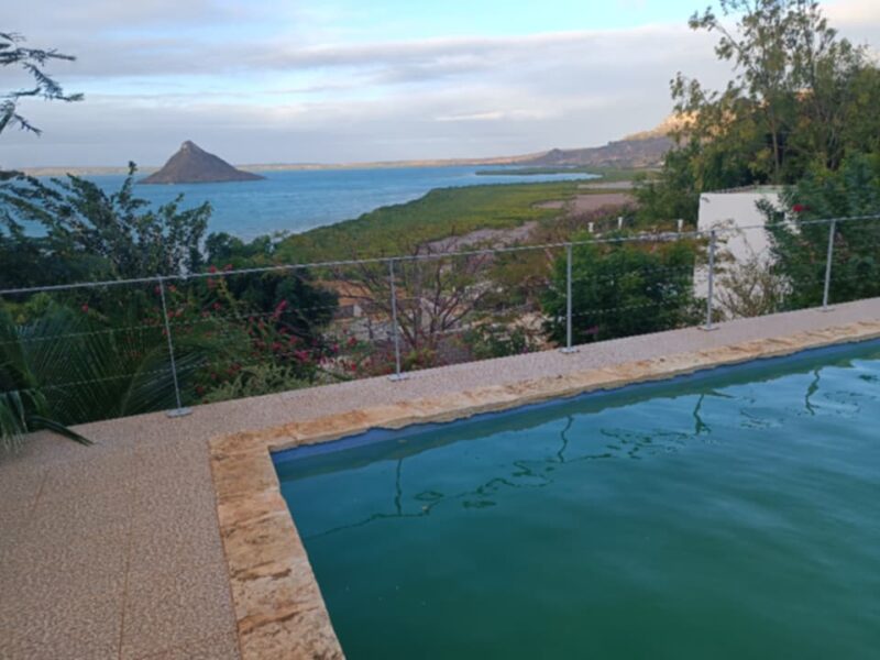 Maison à étage avec piscine et vue