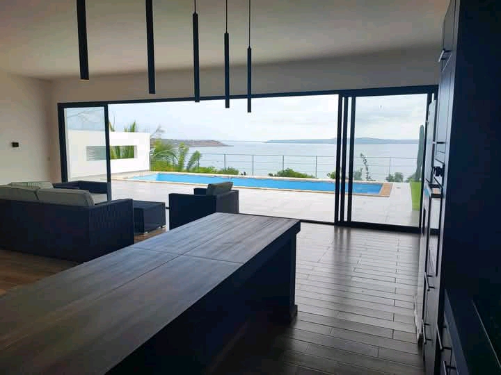 Maison à étage avec piscine et vue