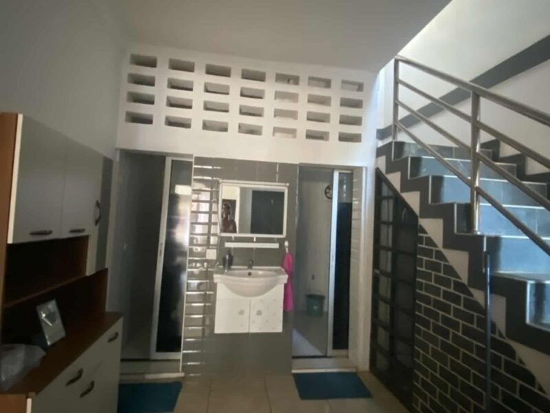 Maison de 2 chambres à l'étage