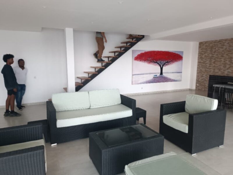 Maison à étage avec piscine et vue