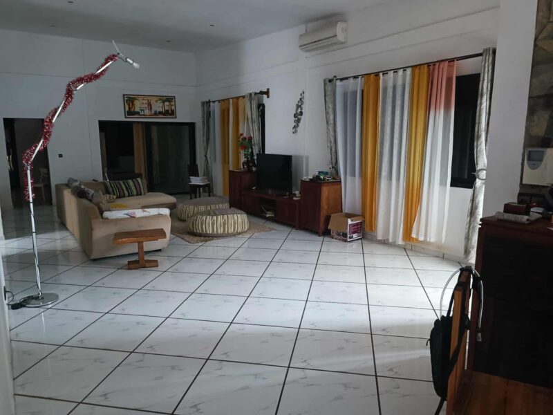 Appartement de 4 chambres - Eau et électricité non stop