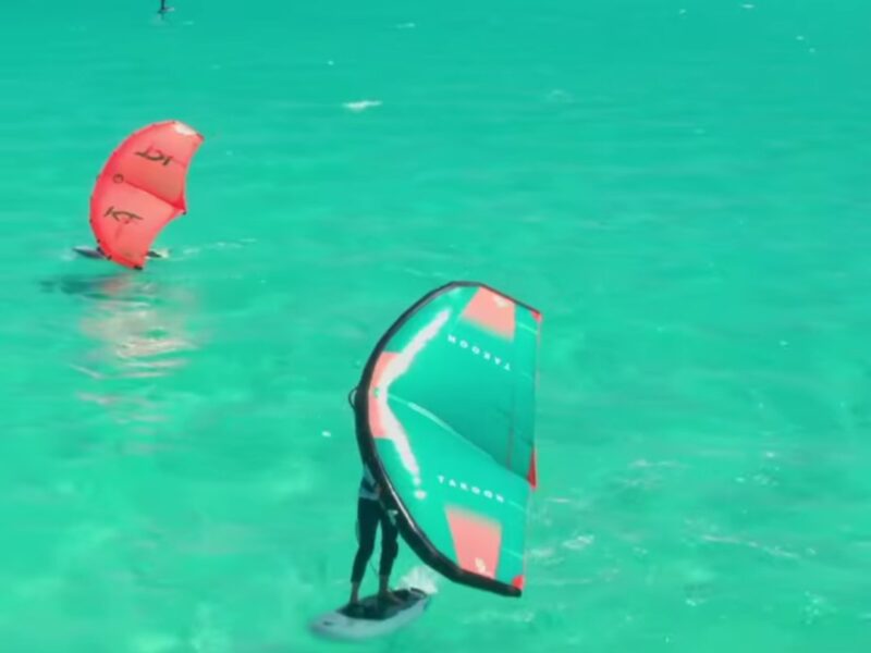Terrain pieds dans l'eau avec plage