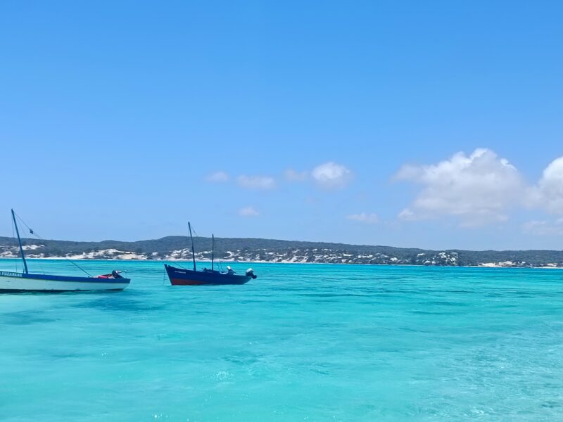 Terrain pieds dans l'eau avec plage